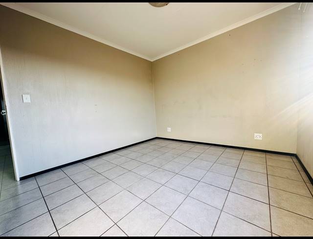 2 BEDROOM APARTMENT FOR SALE IN WILGEHEUWEL